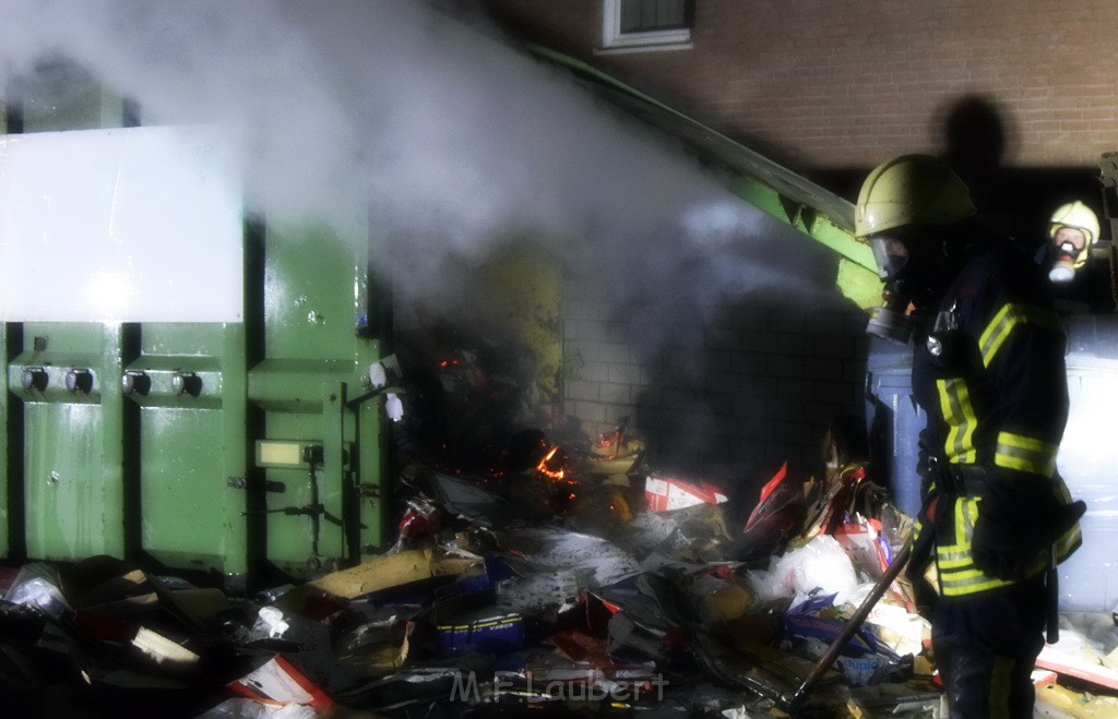 Feuer Papp Presscontainer Koeln Hoehenberg Bochumerstr P383.JPG - Miklos Laubert